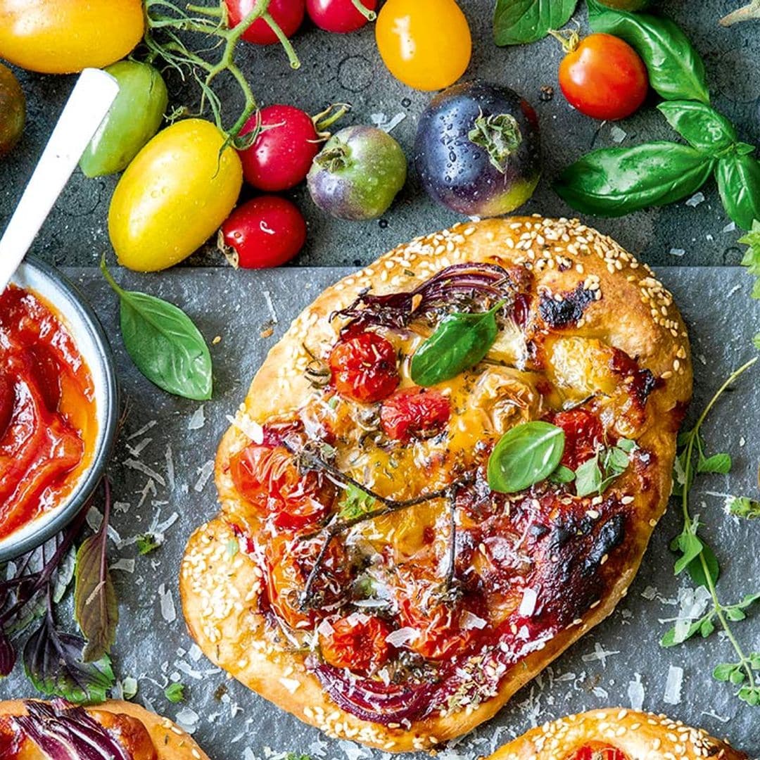 'Pizzetas' de tomates variados con cebolla morada y queso parmesano