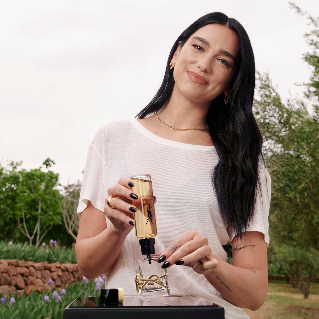 Dónde conseguir el perfume floral favorito de Dua Lipa para el verano (que, además, es recargable)