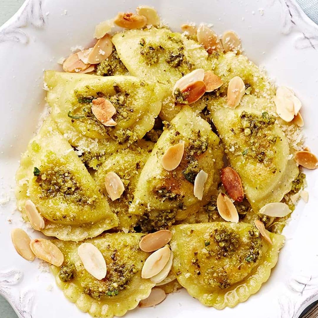 'Agnollotti' rellenos de pesto de aceitunas con almendras tostadas