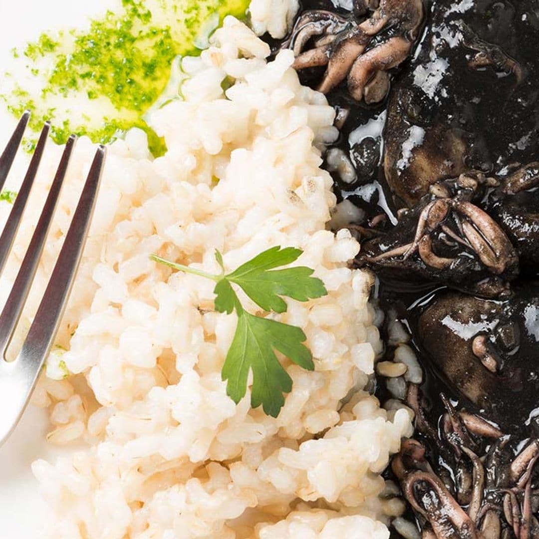 Arroz blanco con chipirones en su tinta de lata