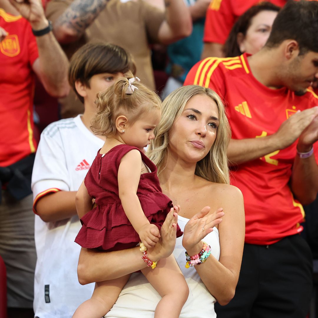 Alice Campello, mujer de Álvaro Morata, con su hija Bella en el partido que enfrentó a España contra Albania en la Eurocopa el 24 de junio de 2024 en Dusseldorf, Alemania