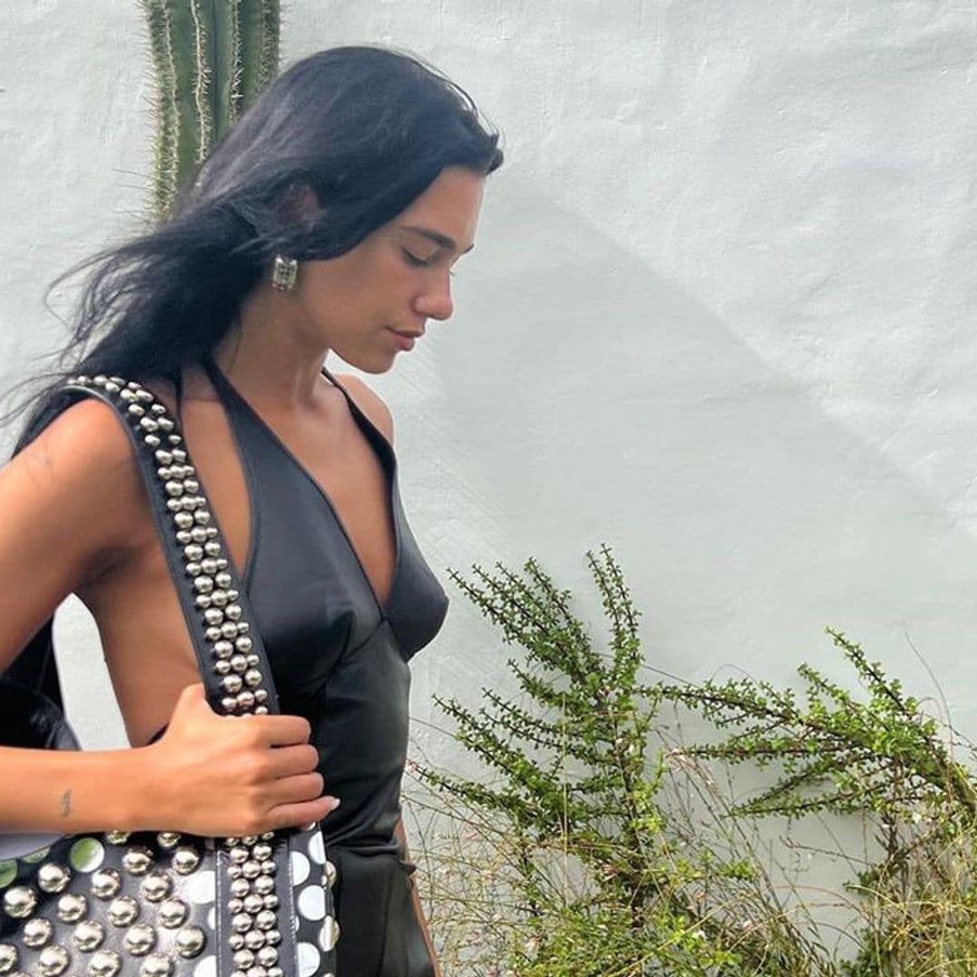 Los look con los que Dua Lipa ha triunfado en verano: de su camisa española a un vestido de punto de 1.350 euros