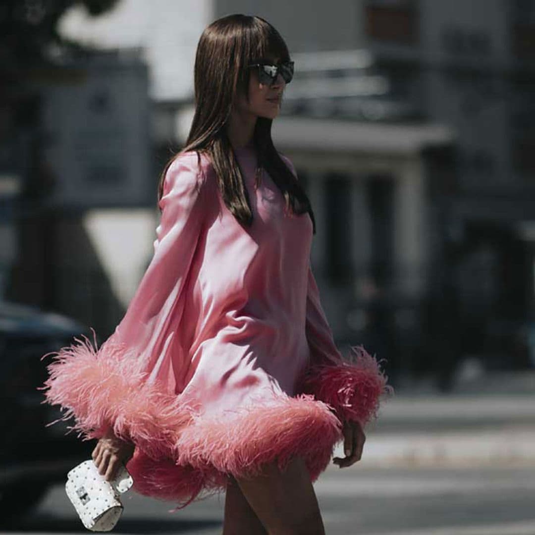 Las plumas son la tendencia más 'cool' del otoño y así se llevan en look sencillos de diario