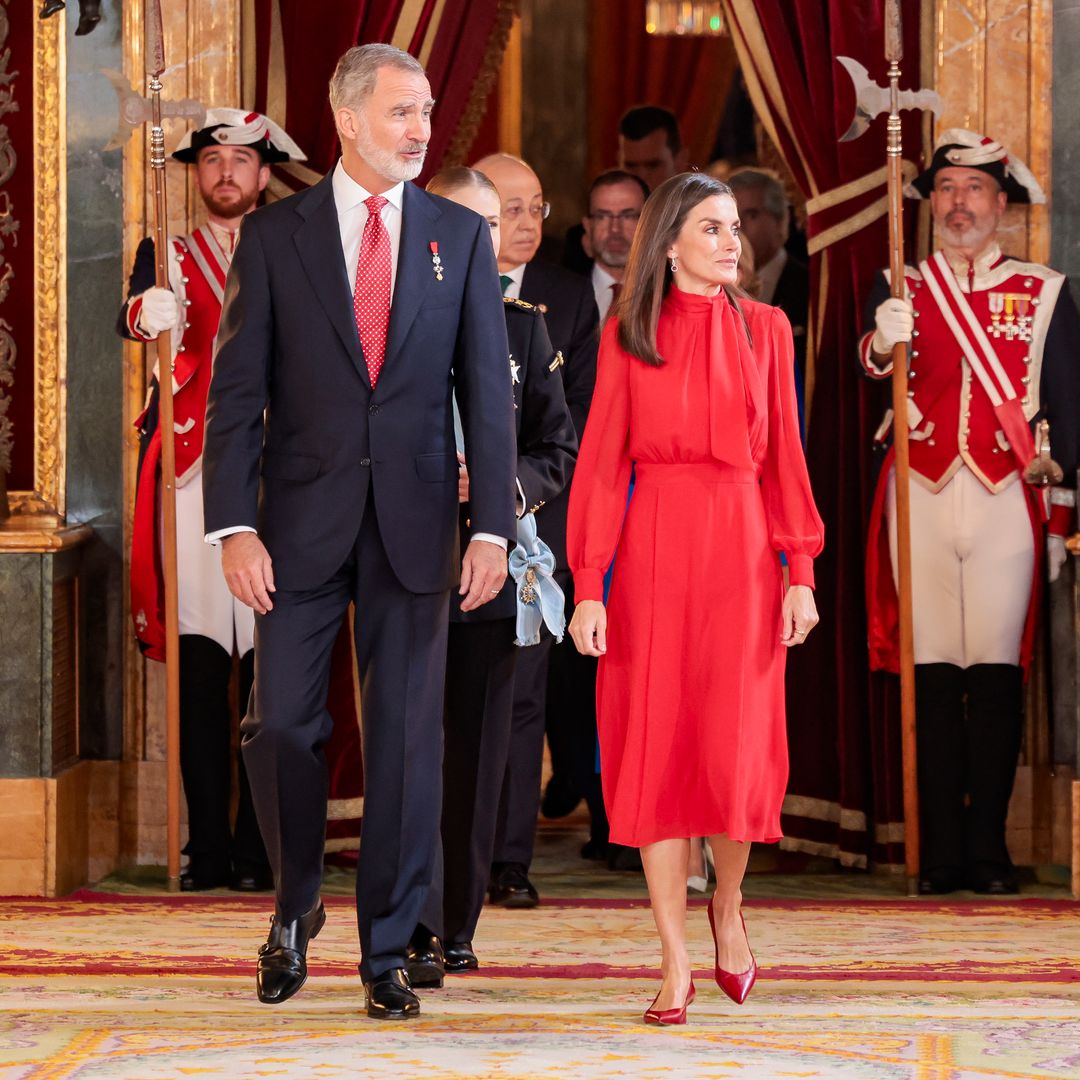 El elegante 'total look' rojo de la reina Letizia: vestido con detalle sorpresa y exquisitos pendientes de rubíes