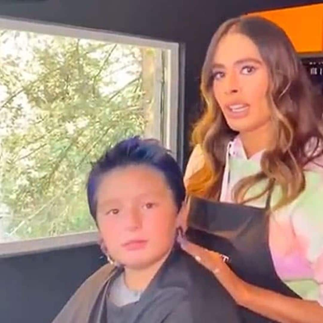 Galilea Montijo le da permiso a su hijo de teñirse el pelo y ¡se lo pinta de azul!