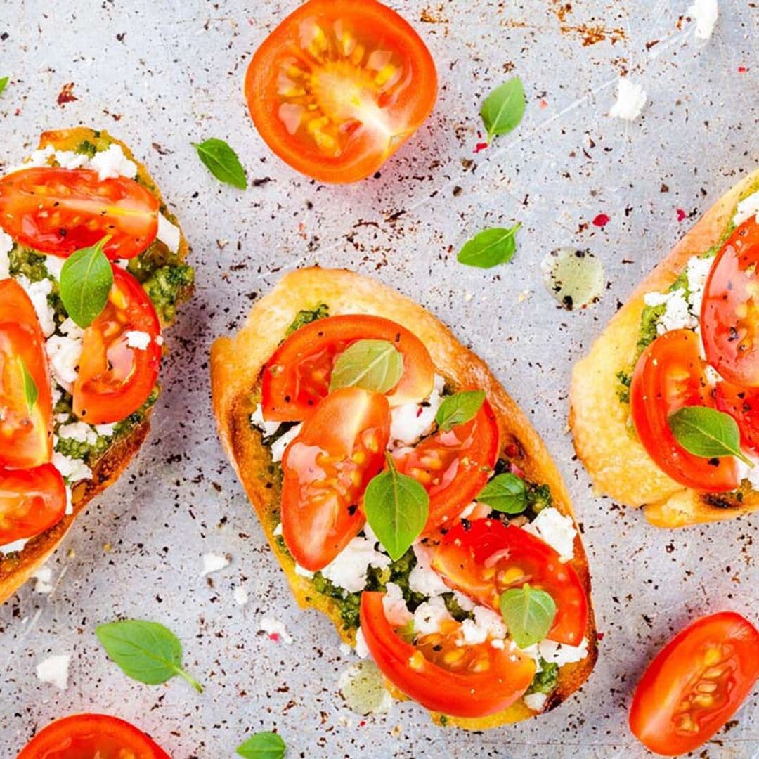 Mollete de queso de cabra, tomate y pesto