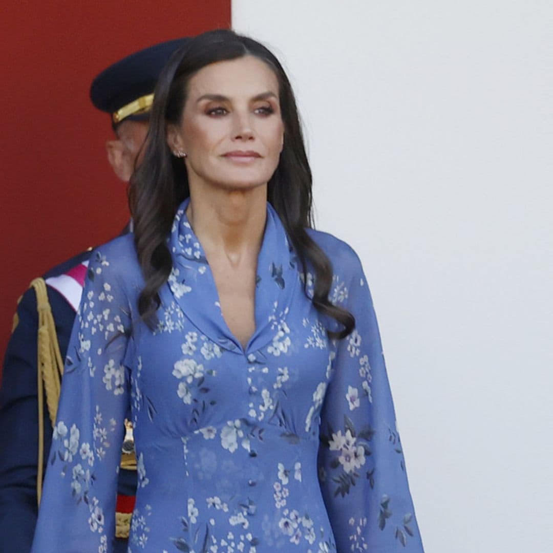 La reina Letizia estrena un vestido español de tejido reciclado para celebrar la Fiesta Nacional 2023