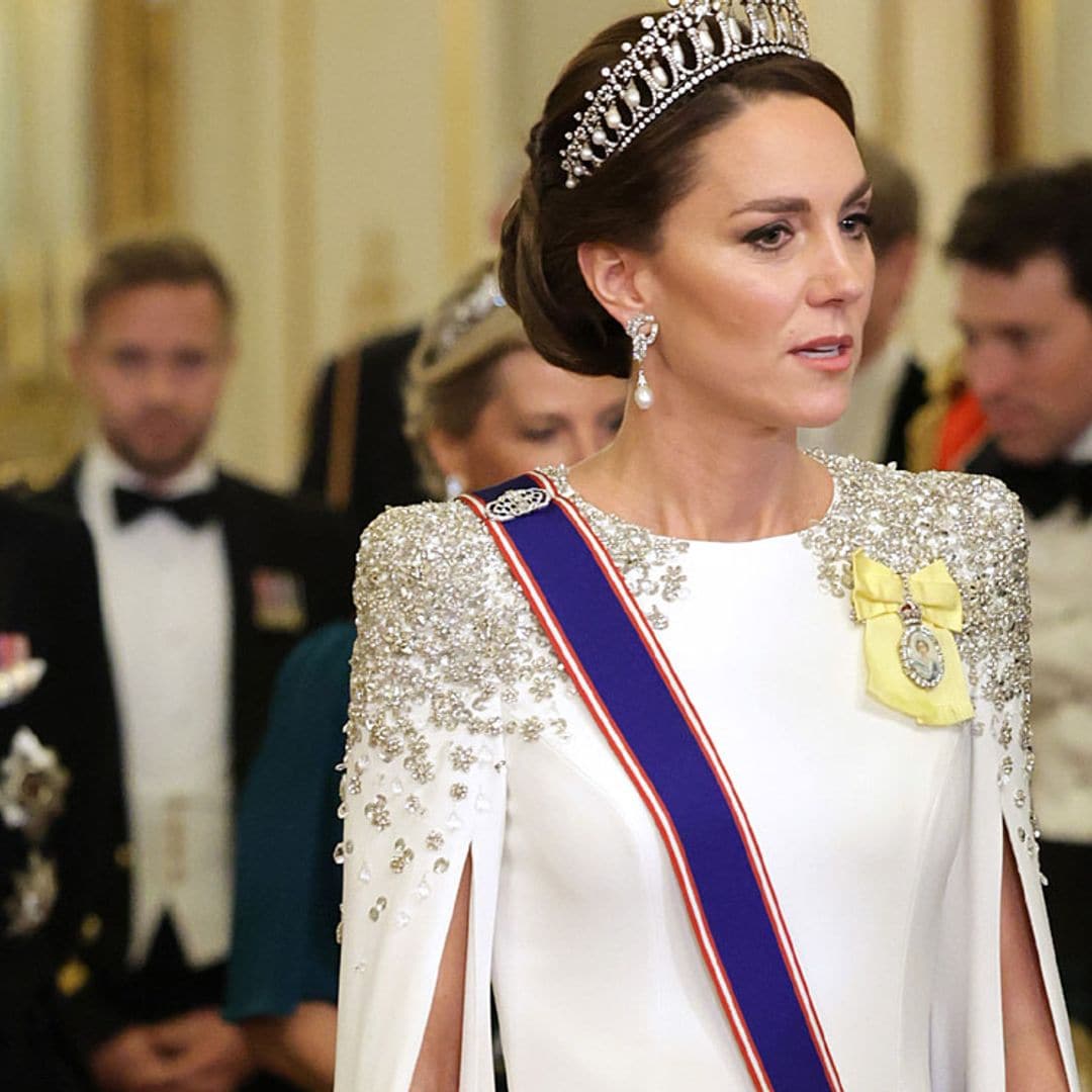 Una lluvia de estrellas: Kate brilla con su vestido de hombreras bañadas en pedrería