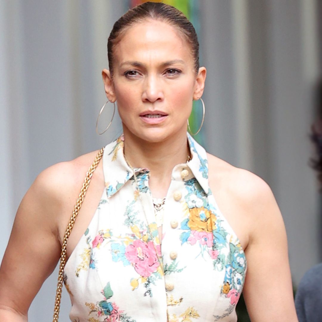 JLo y su look a prueba de altas temperaturas con un (mini)mono floral y cuñas de 14 centímetros