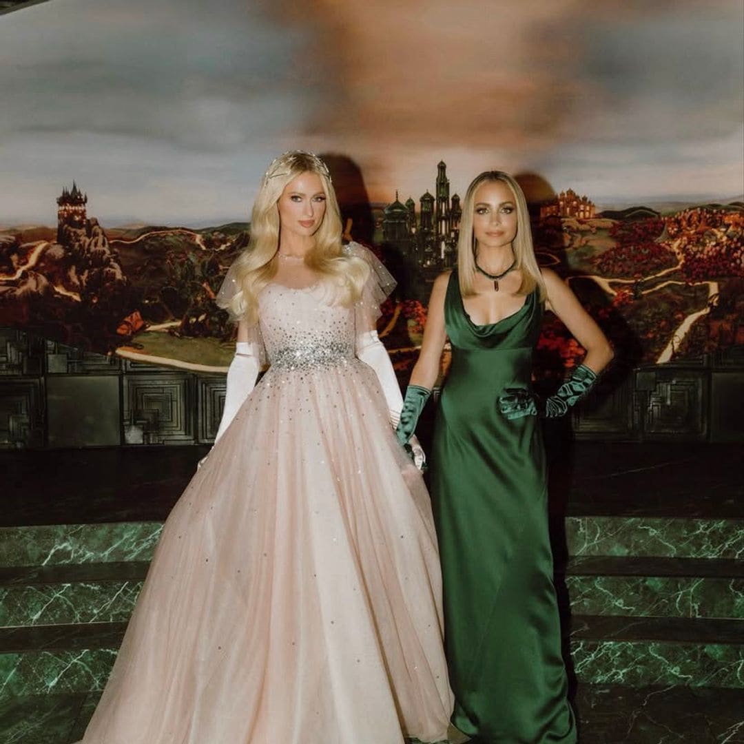 Paris Hilton y Nicole Richie rinden homenaje a 'Wicked'