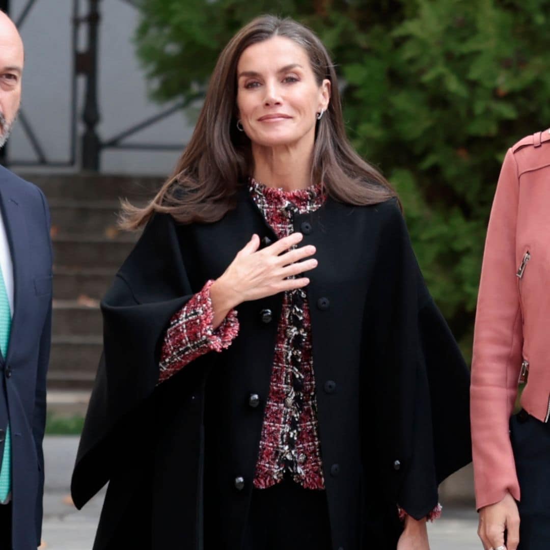 La reina Letizia recicla su chaqueta solidaria de 'tweed' y estrena nuevos pendientes valencianos en Madrid