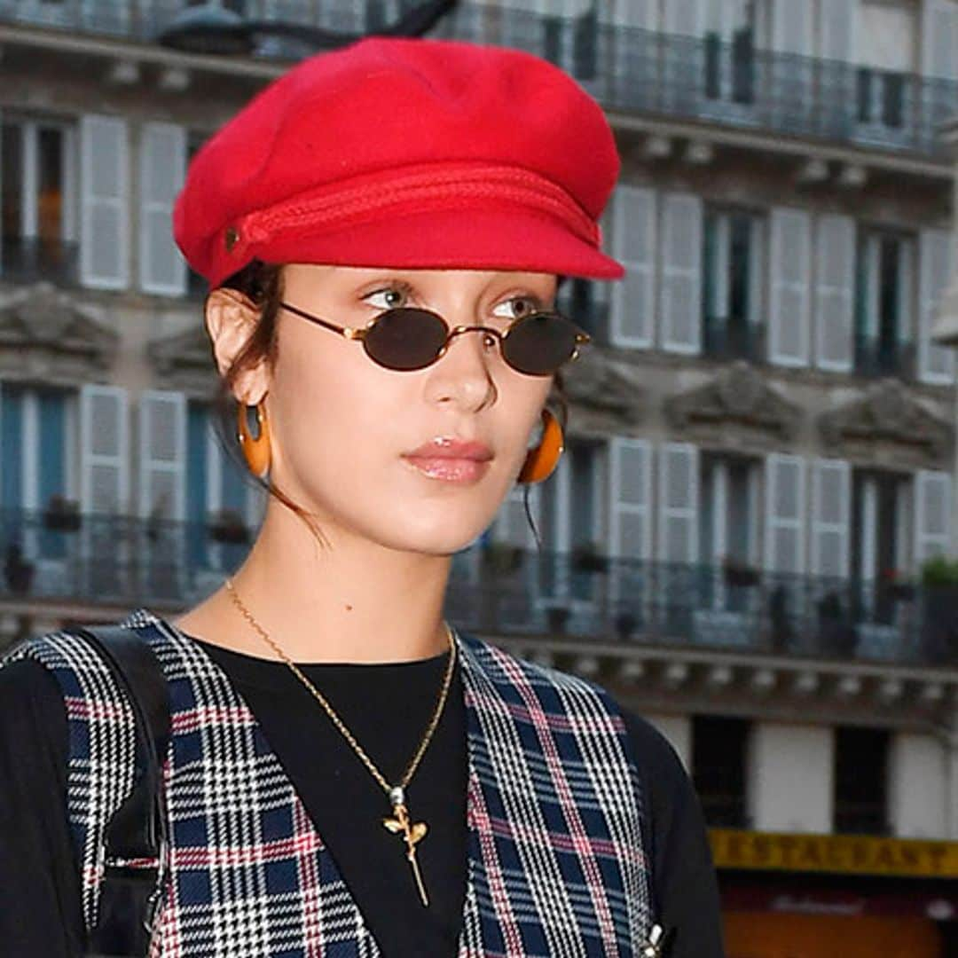 Bella Hadid reinventa el 'look' tartán en París