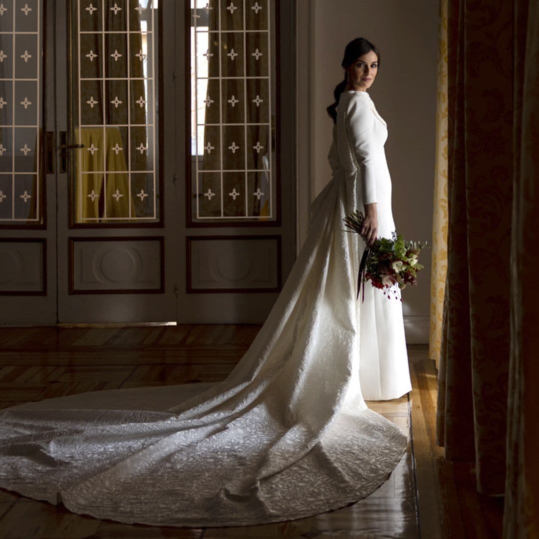 La historia de Mónica, la novia del vestido con cola brocada que se casó en El Escorial