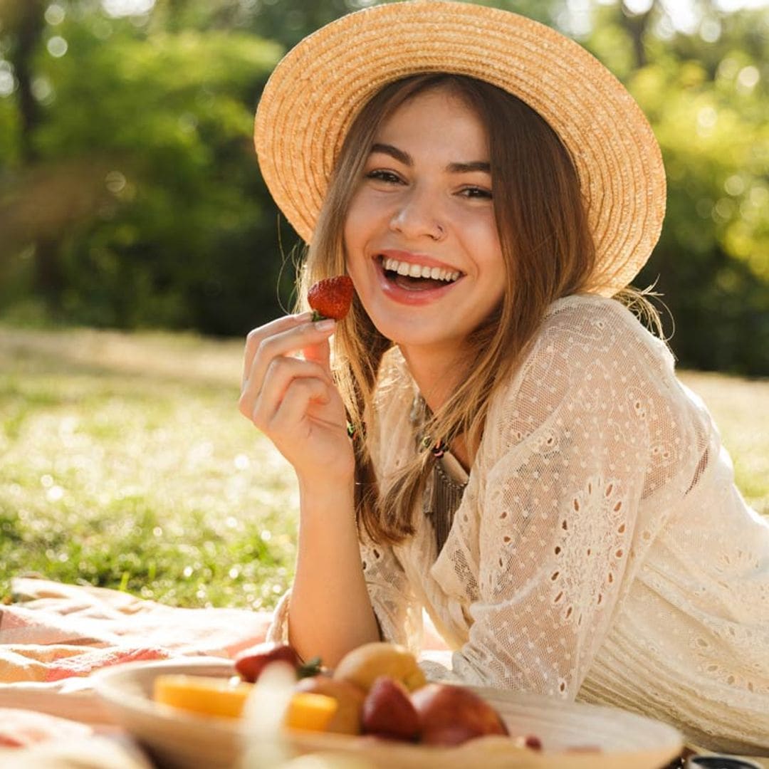 chica comiendo fruta