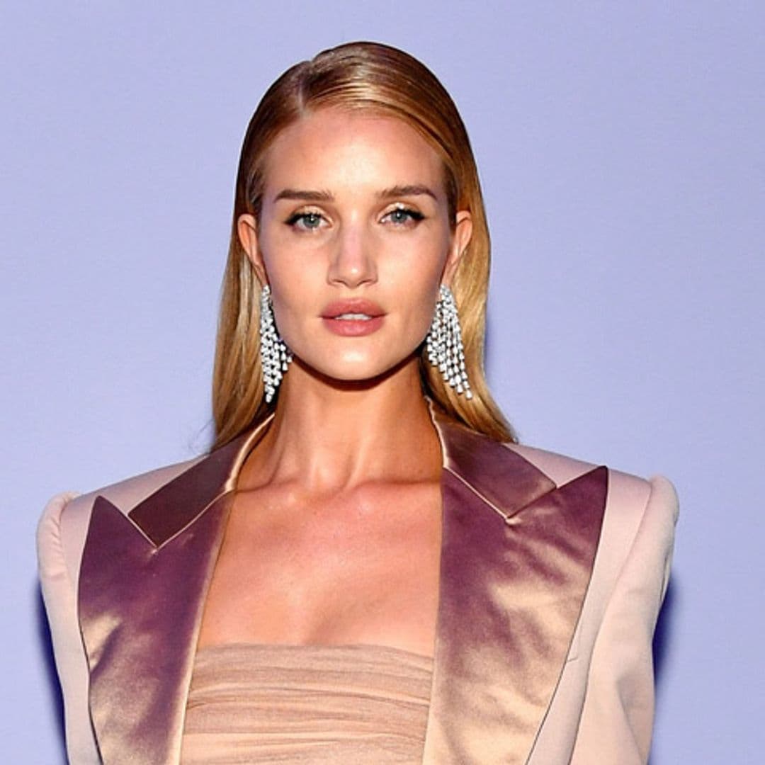 Rosie Huntington-Whiteley sorprende con su flequillo de inspiración Bardot