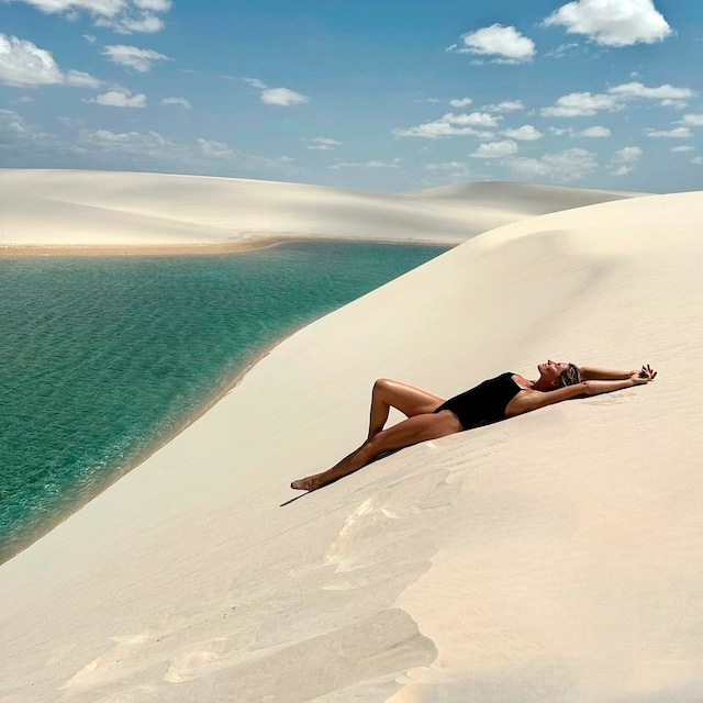 La modelo Gisele Bündchen visitando Lençois Maranhenses, en Brasil