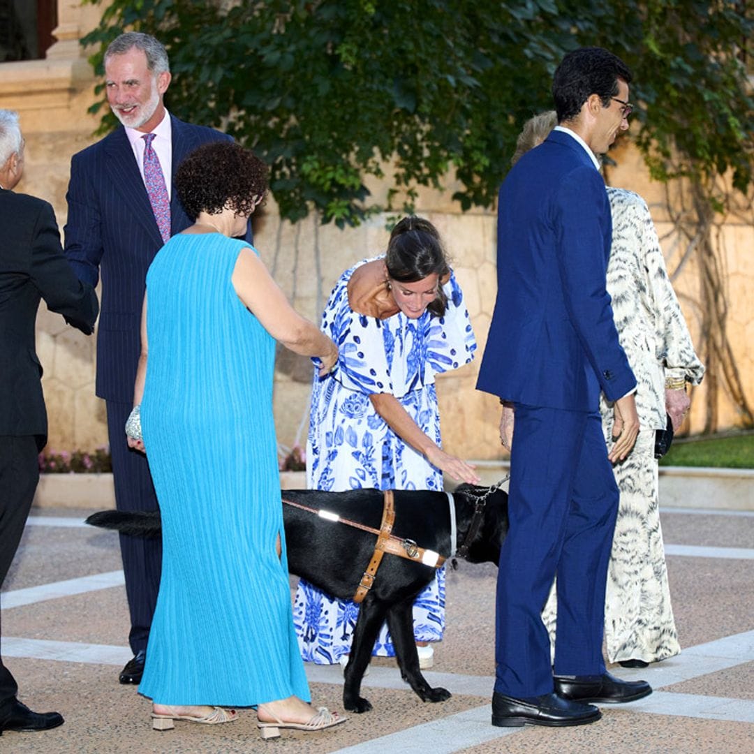 La alegría de la Reina al reencontrarse con Cayden, el perro guía del atleta paralímpico Joan Munar