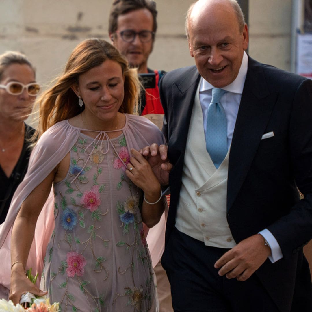 María Valls elige un original vestido rosa con capa y bordados de colores en su boda con Marc Piqué