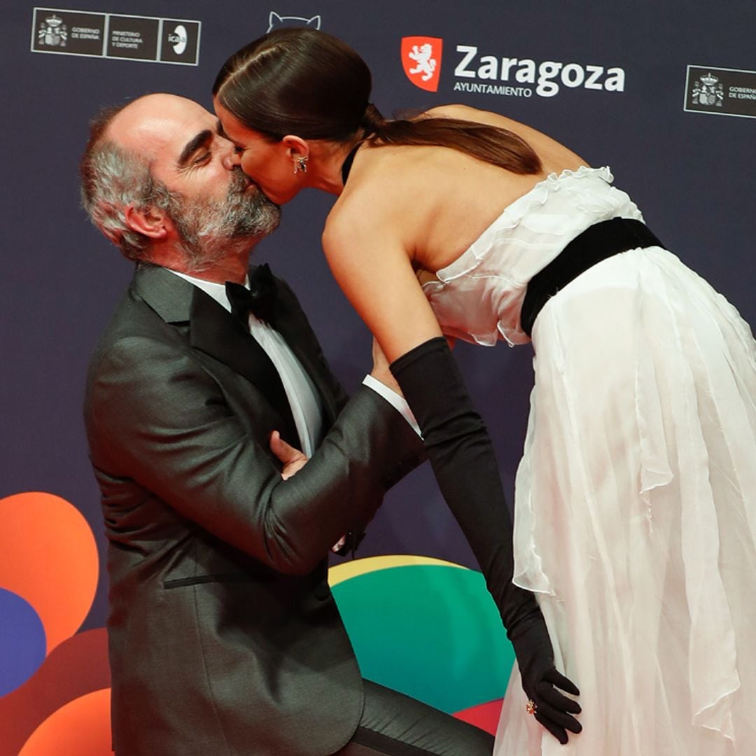 El beso de película de Luis Tosar y María Luisa Mayol en los Premios Feroz