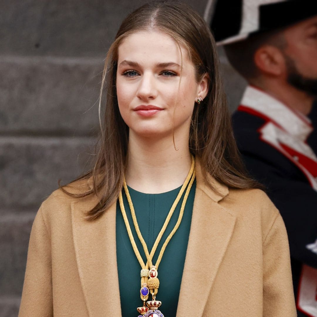 El simbólico look de la princesa Leonor con un vestido verde militar y accesorios de su madre