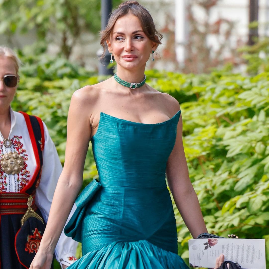 Trajes regionales y  vestidos a todo color: los looks de las invitadas a la boda de Marta Luisa de Noruega y Durek Verrett