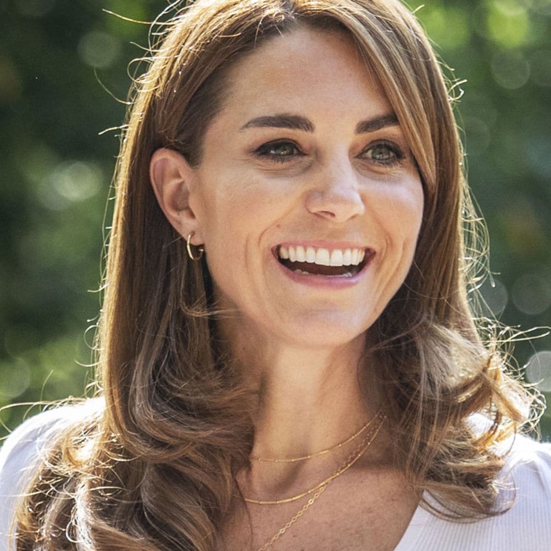 Las sencillez de Kate, la clave del éxito: un básico muy fácil de copiar y dos joyas estratégicas