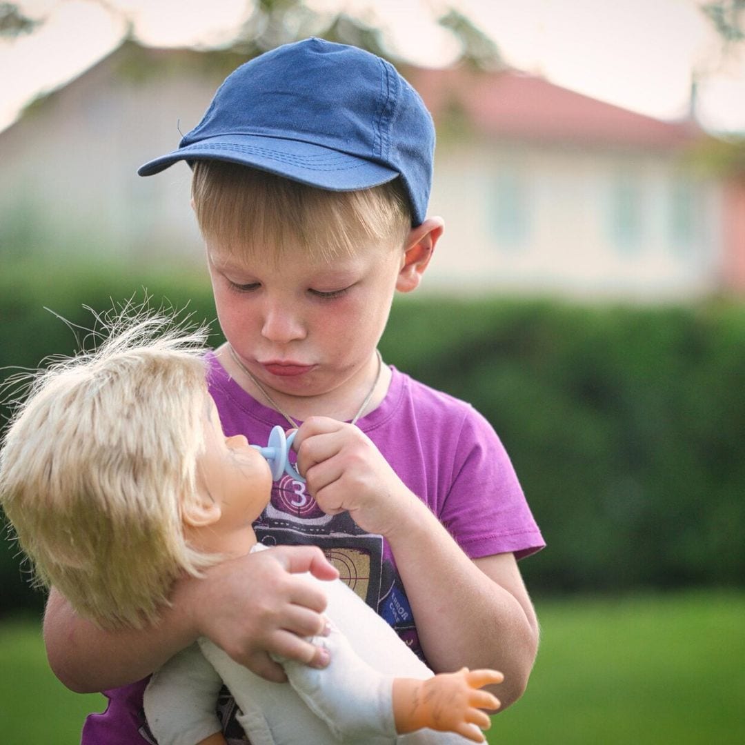 ¿Los niños deberían jugar con muñecas y las niñas con coches?