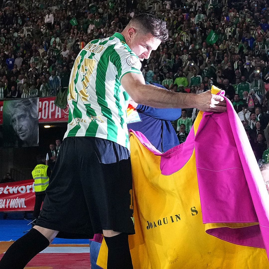 Una celebración ‘torera’, besos y los niños de Marc Bartra, protagonistas de la victoria del Betis