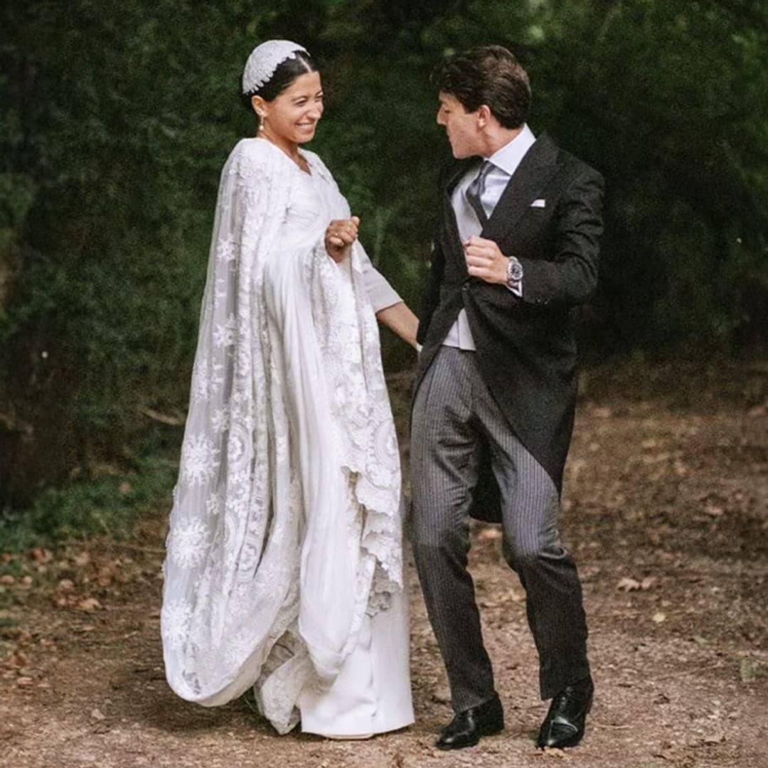 Una capa de encaje vintage y tocado a juego: el vestido de novia María José para su boda en Zaragoza