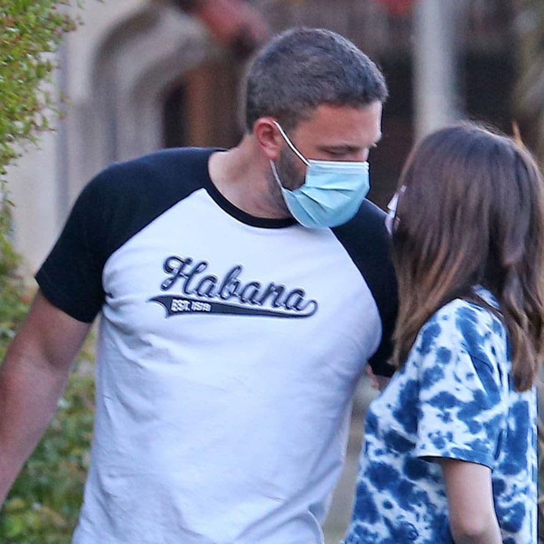 Ana de Armas y Ben Affleck, a falta de besos, sobran las miradas