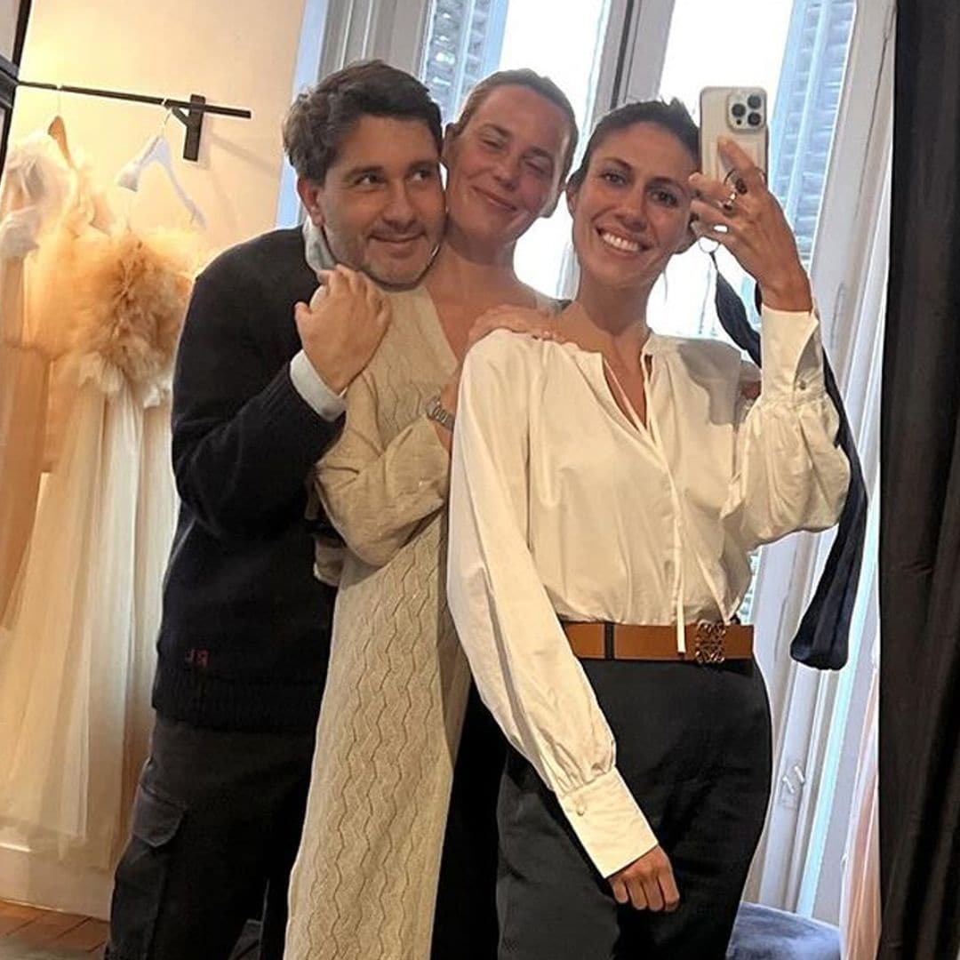 La felicidad de Ana Cristina Portillo al probarse su vestido de novia en presencia de su hermana Claudia