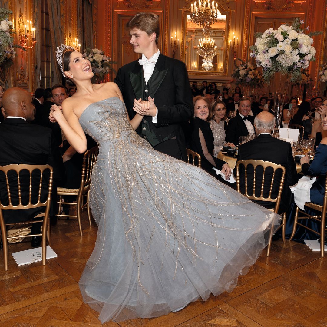 Eugenia bailando con su cavalier