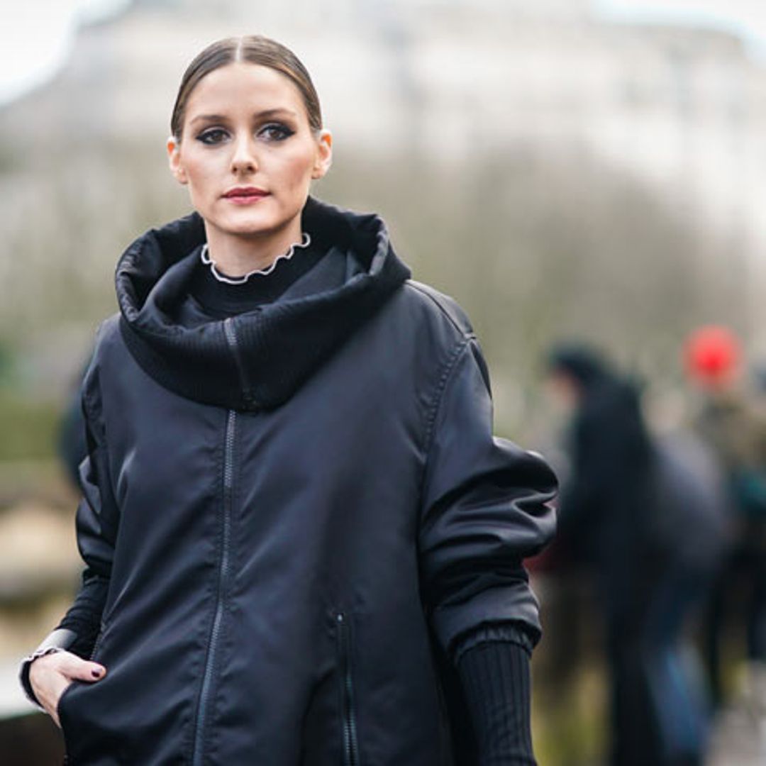 Olivia Palermo y su coleta minimalista, el peinado que mejor funciona con toda su ropa