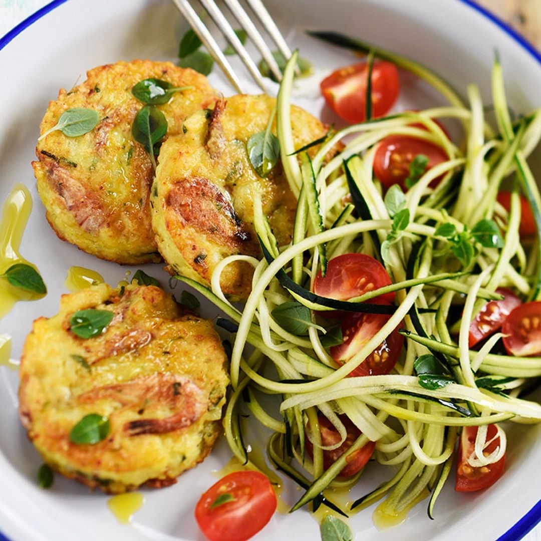 Tortillitas de patata y gambas con espaguetis de calabacín