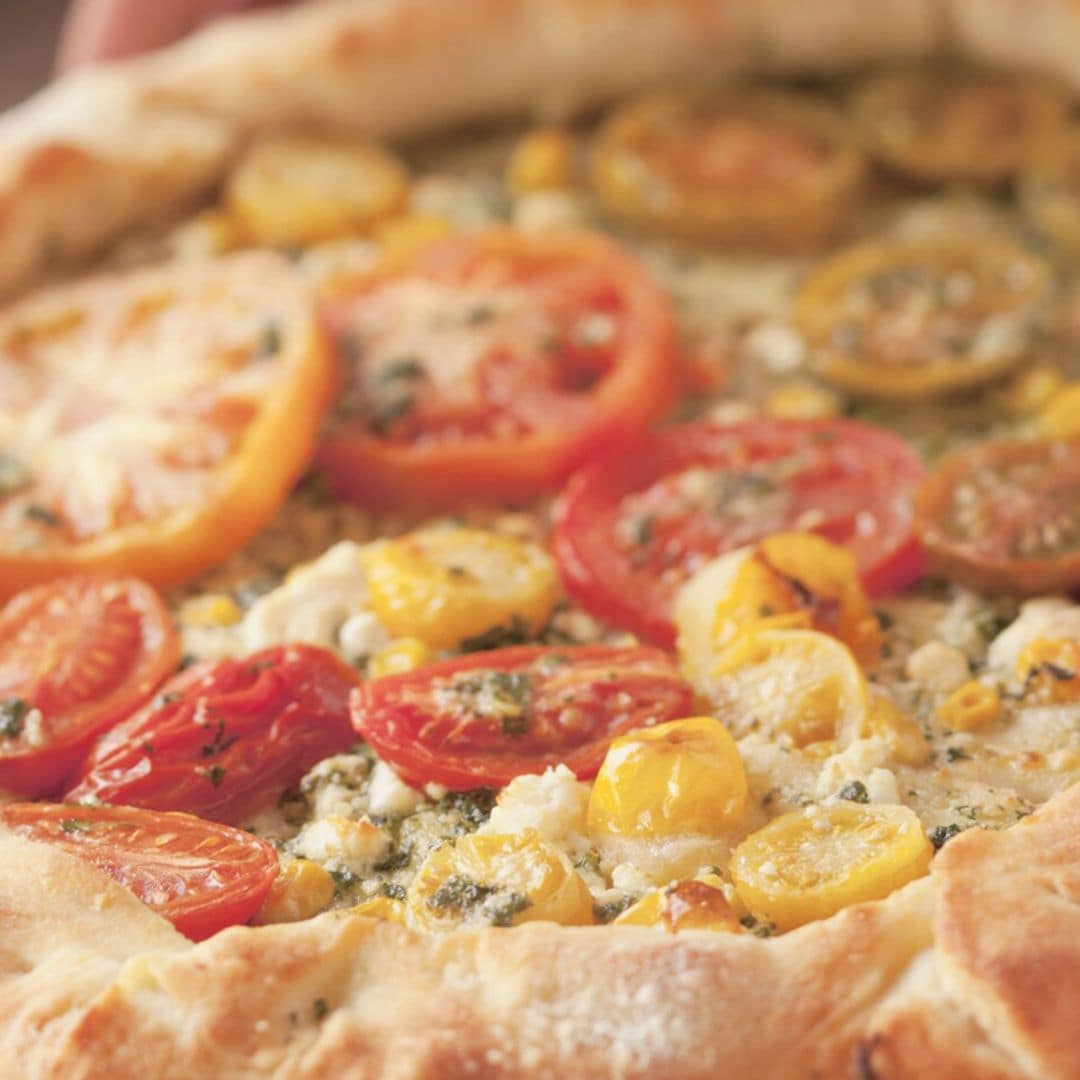 Pizza de tomates con pesto y mozzarella