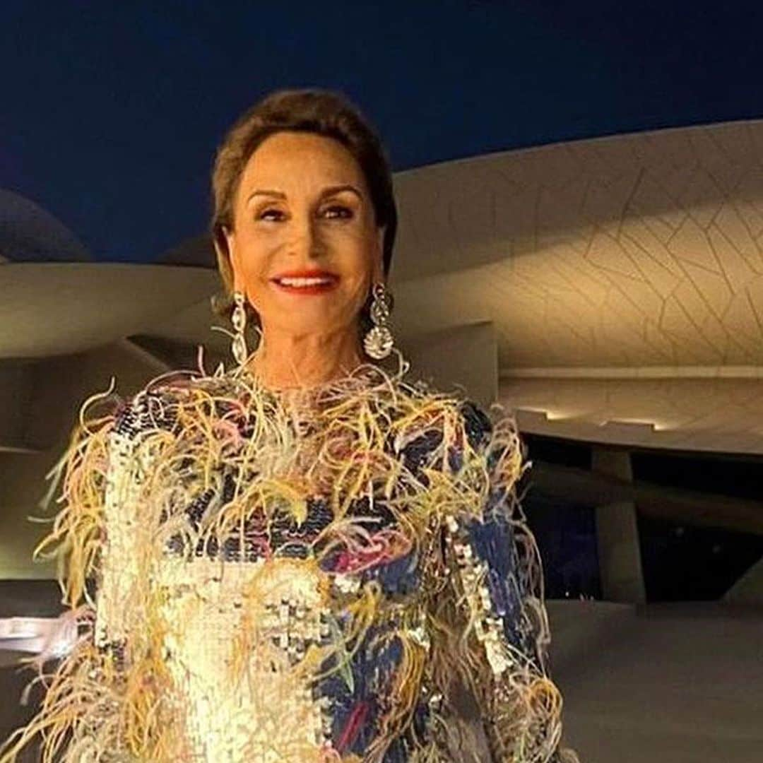 Naty Abascal cautiva en su viaje a Qatar con un vestido joya apoyando la exposición de su amigo Valentino