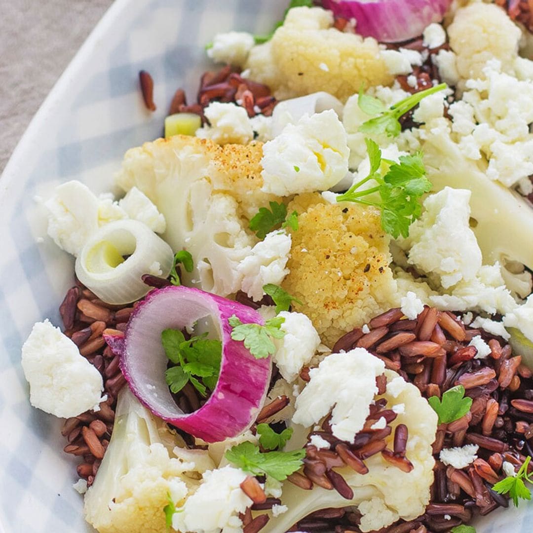 Ensalada de arroz rojo, queso feta y coliflor a la plancha