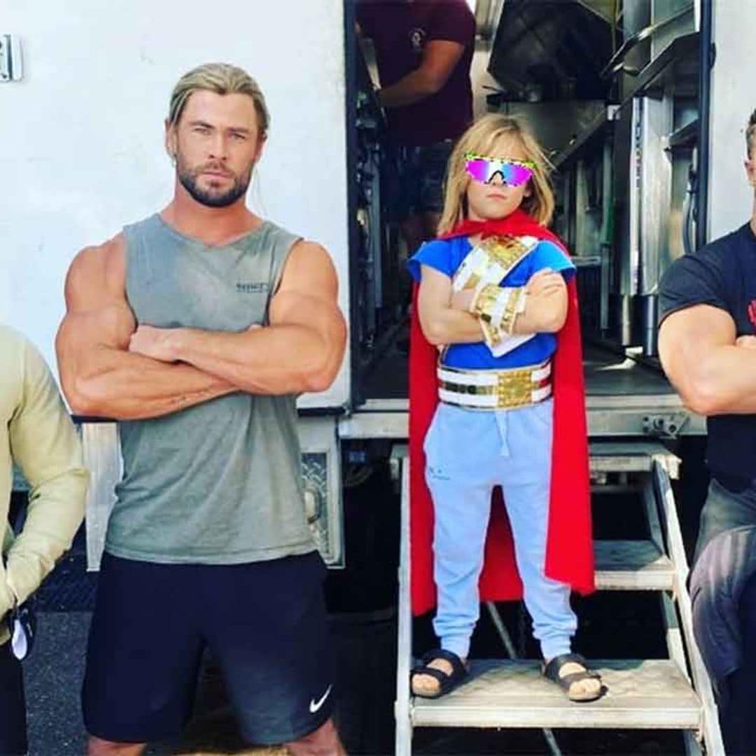 ¡Thor ya tiene sucesor! El hijo de Chris Hemsworth y Elsa Pataky se cuela en el rodaje convertido en superhéroe