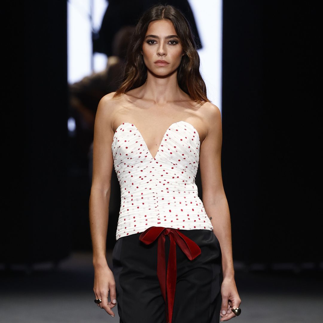 Rocío Crusset desfila en Fashion Week Madrid ante la mirada de su madre, Mariló Montero