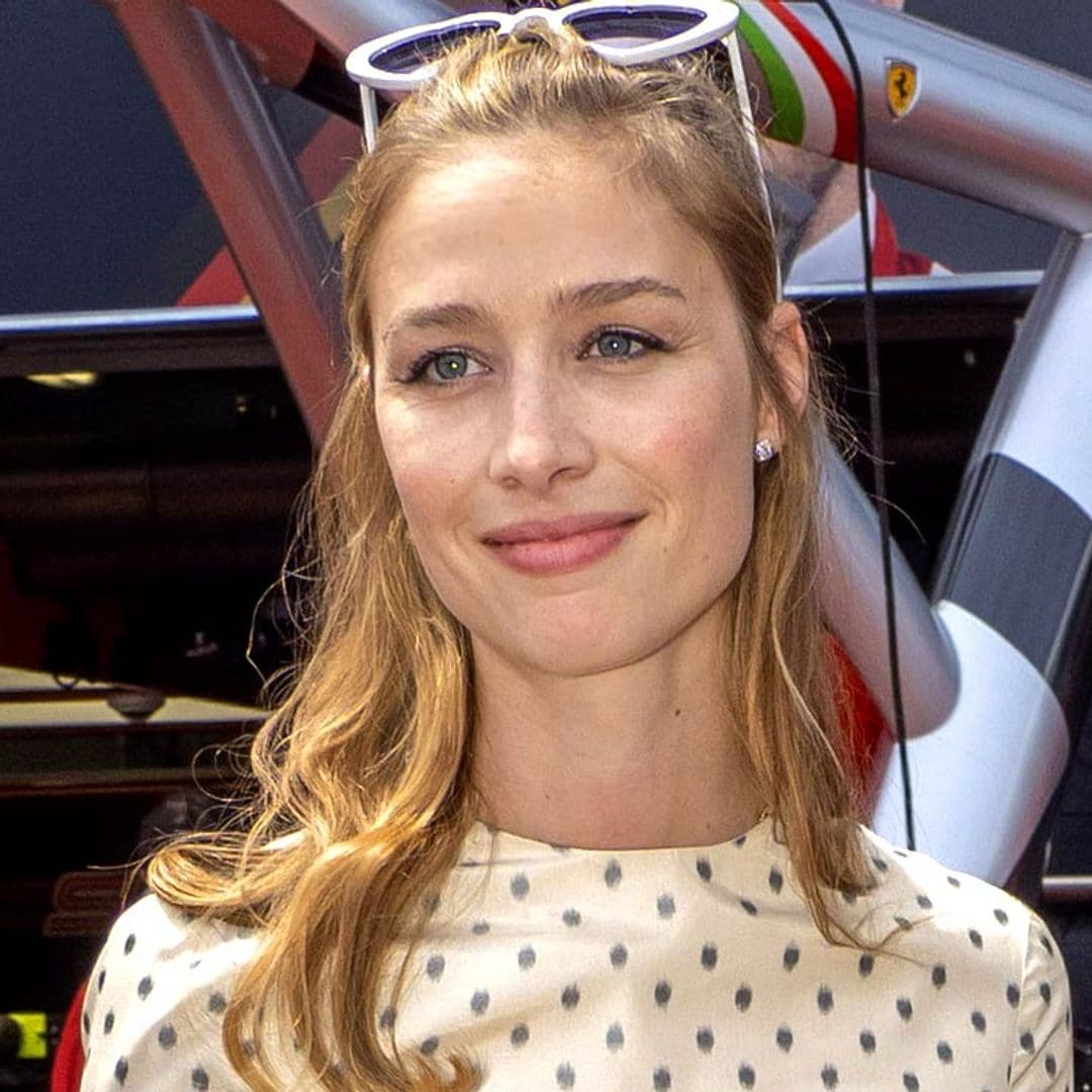 La imagen más casual de Beatrice Borromeo con vaqueros pitillo y camiseta reivindicativa