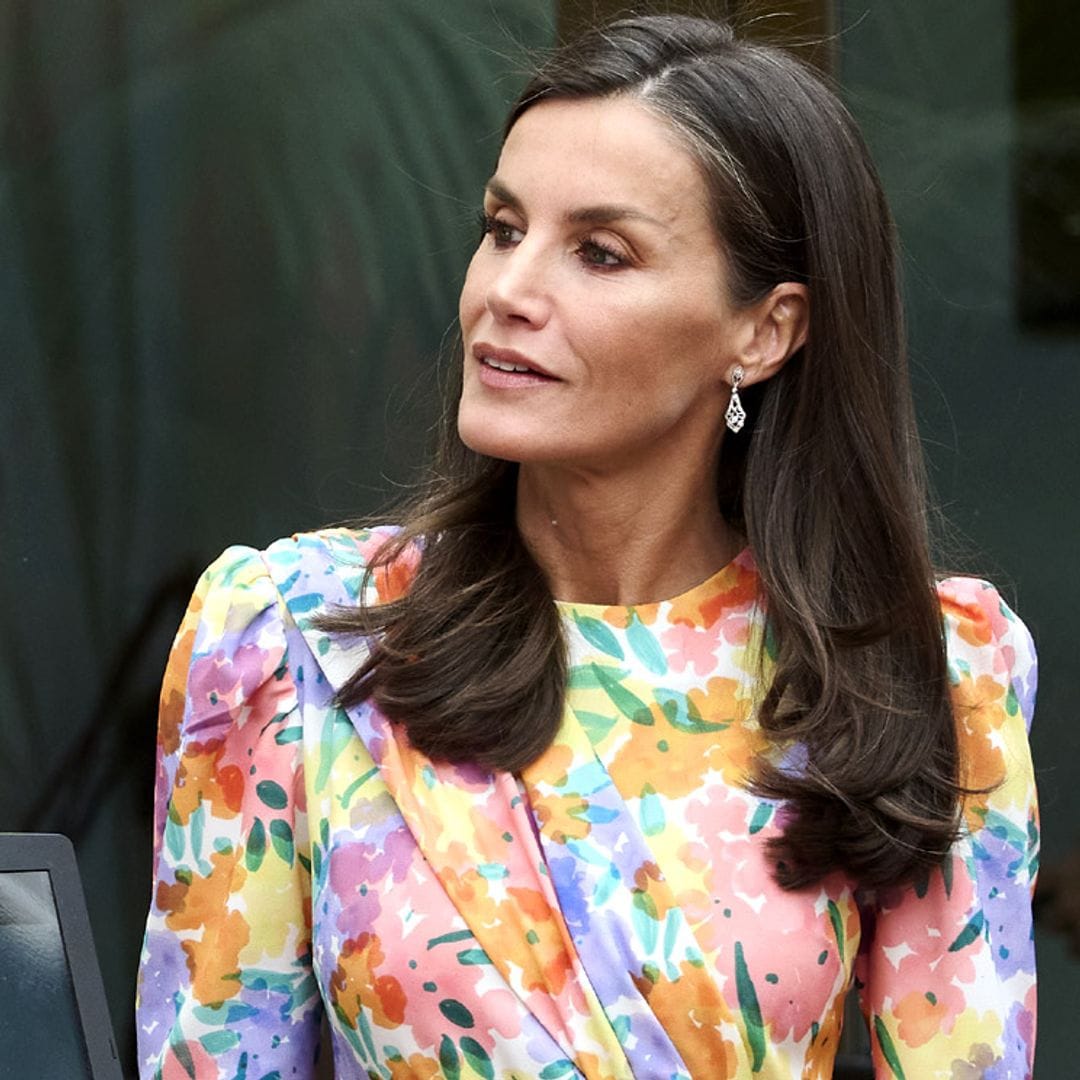 El multicolor estreno de la Reina: un vestido floral con sello español