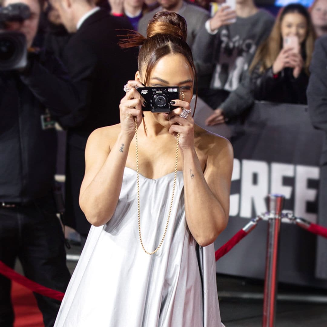 ¡Intercambio de papeles! Tessa Thompson ejerce de 'paparazzi' en el estreno de su propia película