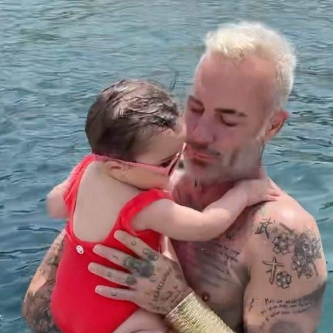 ¡Al agua con papá! Gianluca Vacchi disfruta del 'primer baño en el mar' de su hija