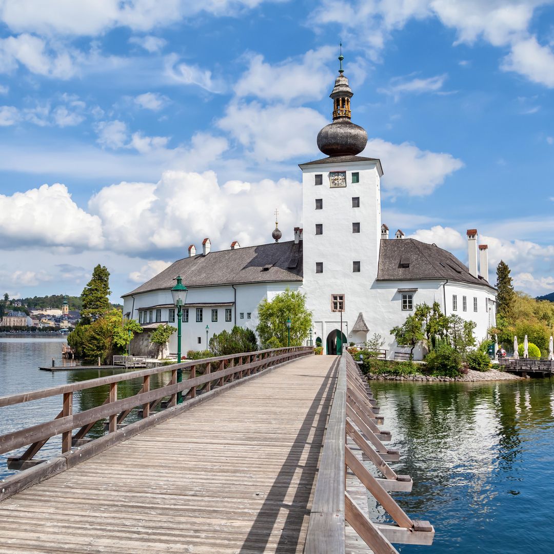 Castillo de Ort en el lago Traunsee cerca de Gmunden, Austria