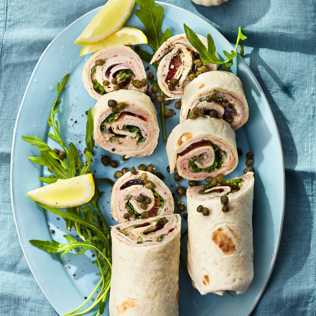 Burritos con rosbif, jamón cocido, rúcula y alcaparras