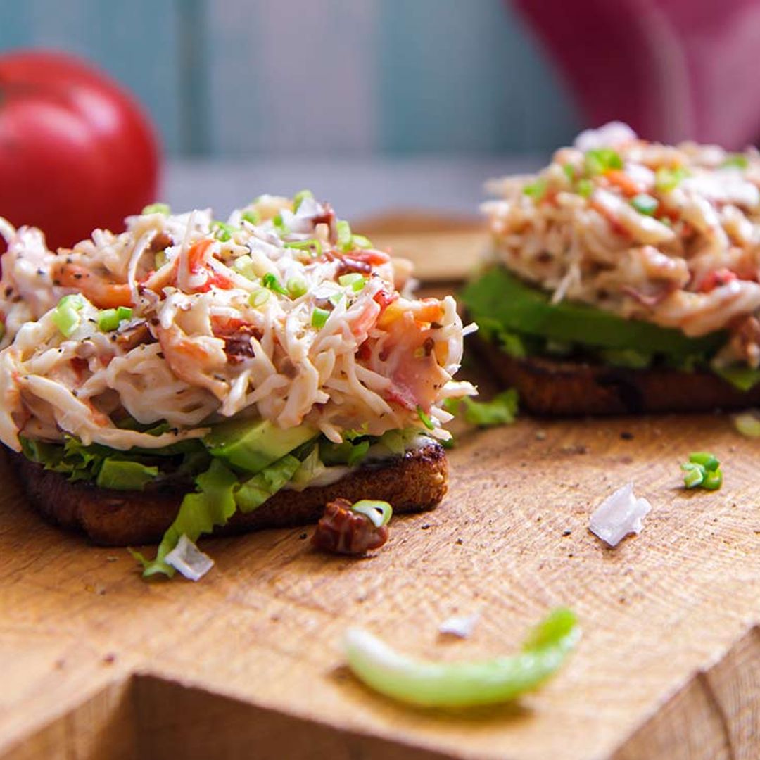 Pincho de ensalada de cangrejo con nueces