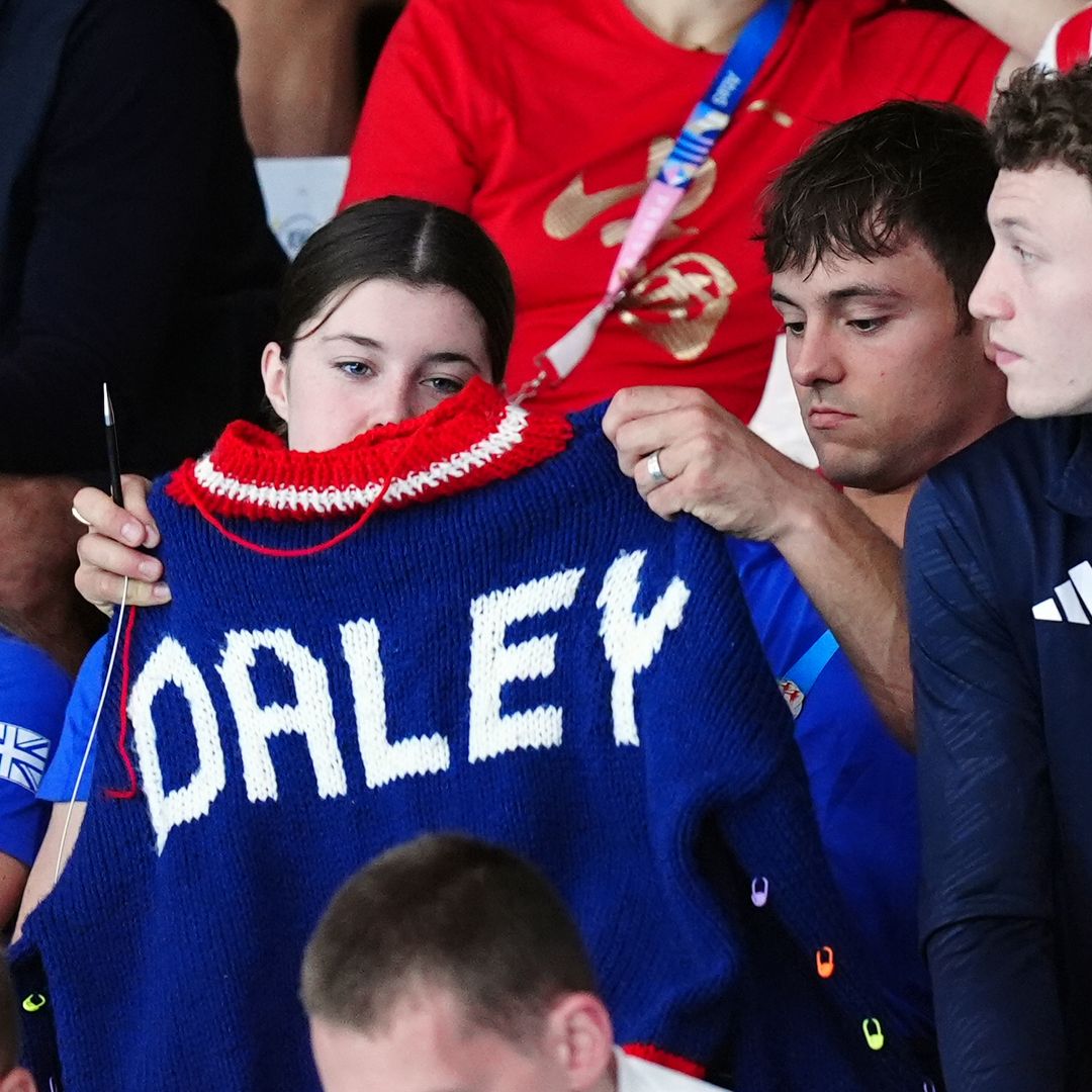 Tom Daley, el deportista olímpico que espera su turno de competir haciendo ganchillo