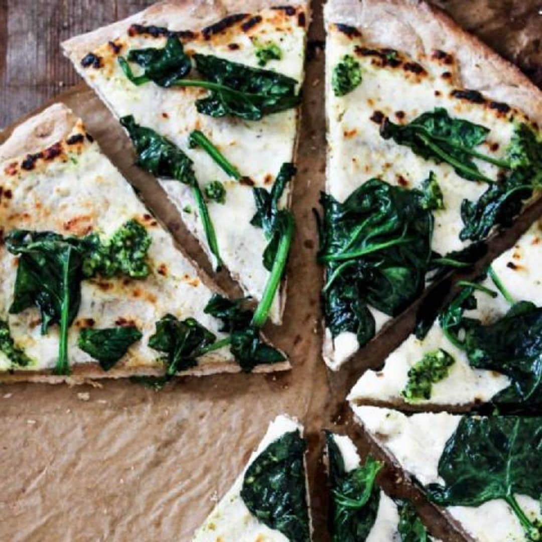 Pizza 'bianca' con espinacas y pesto