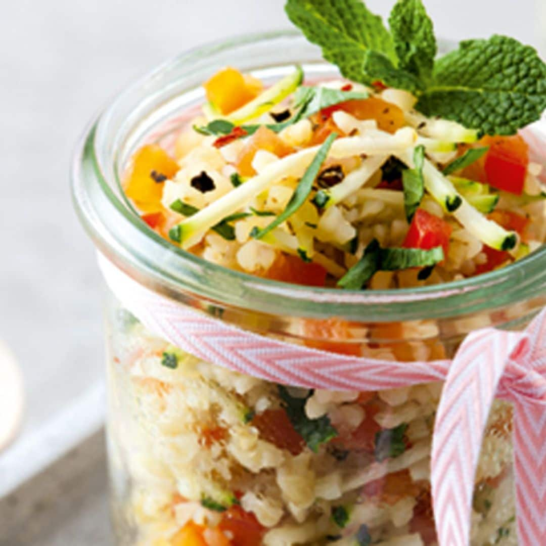 Ensalada de bulgur con fideos de calabacín