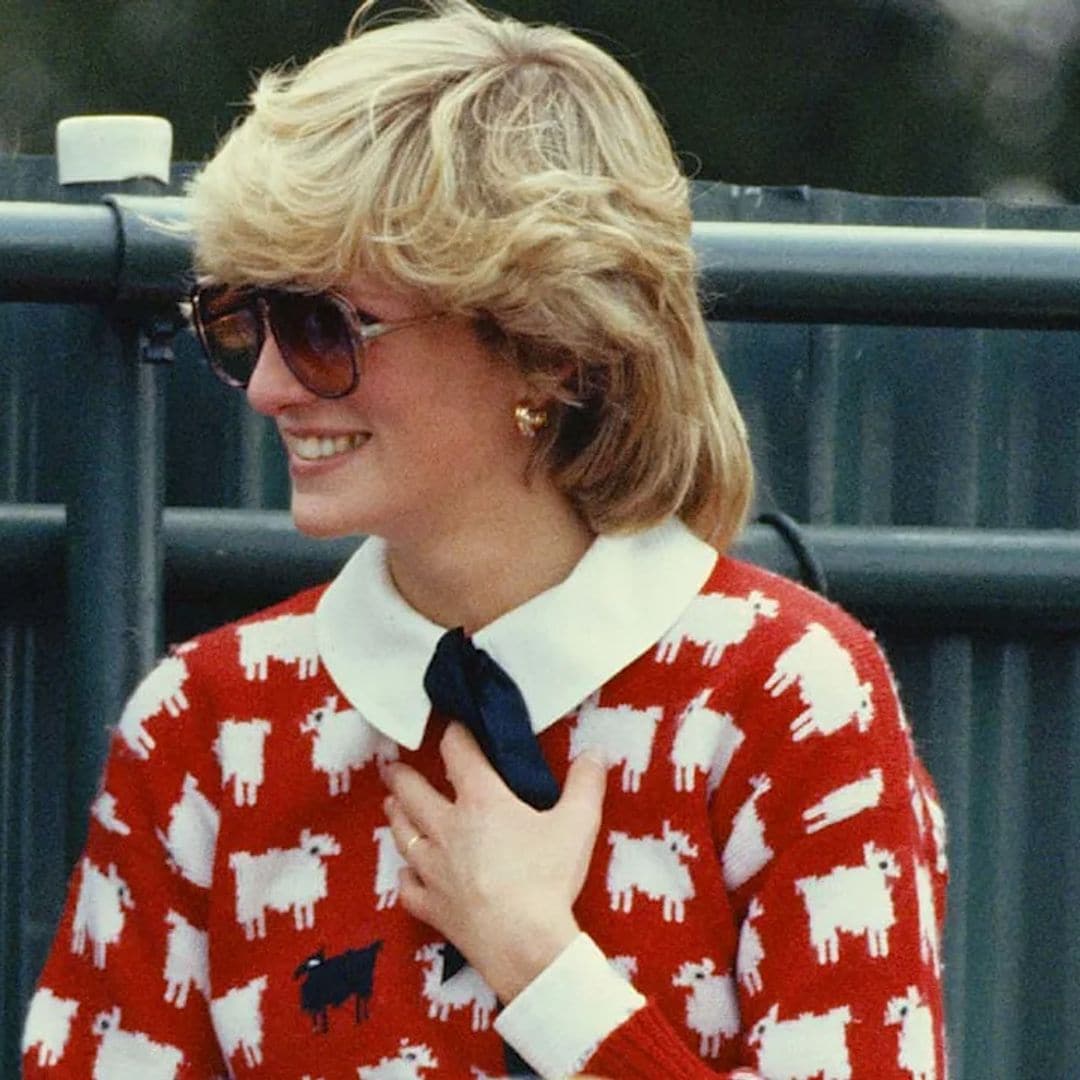 Subastan el look estampado con más significado de Diana de Gales, ¡hasta 81.000 euros por un jersey!